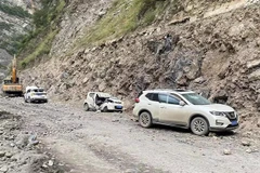 Xe ôtô bị hư hại sau trận động đất mạnh 6,1 độ tại Yaan, tỉnh Tứ Xuyên (Trung Quốc), ngày 2/6/2022. (Ảnh: AFP/TTXVN)