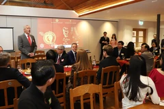 Tiến sỹ Nick Brown, Hiệu trưởng trường Linacre, Đại học Oxford, phát biểu chúc mừng Hội sinh viện Việt Nam tại thành phố Oxford. (Ảnh: Đình Thư/Vietnam+)