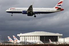Máy bay của Hãng hàng không British Airways bay qua sân bay Heathrow ở London (Anh). (Ảnh: AFP/TTXVN)