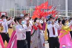 Thanh niên Triều Tiên tham gia các hoạt động kỷ niệm 109 năm ngày sinh cố Chủ tịch Kim Nhật Thành tại Bình Nhưỡng, ngày 15/4/2021. Ảnh: YONHAP/TTXVN