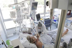Điều trị cho bệnh nhân nhiễm COVID-19 tại Mulhouse (Pháp). (Ảnh: AFP/TTXVN)