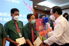 Bí thư Thành ủy Thành phố Hồ Chí Minh Nguyễn Văn Nên tặng quà tri ân các tài xế nhân dịp Tết Nguyên đán 2022. (Ảnh: Tiến Lực/TTXVN)