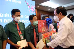 Bí thư Thành ủy Thành phố Hồ Chí Minh Nguyễn Văn Nên tặng quà tri ân các tài xế nhân dịp Tết Nguyên đán 2022. (Ảnh: Tiến Lực/TTXVN)