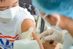 Nhân viên y tế tiêm vaccine cho học sinh tại Đà Nẵng. (Ảnh: Văn Dũng/TTXVN)