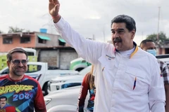 Tổng thống Venezuela Nicolas Maduro vẫy tay chào đám đông trong một ngày làm việc tại Caracas, ngày 13/9/2022. (Nguồn: france24.com)