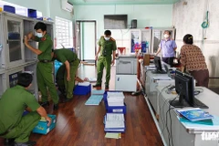 Công an tỉnh An Giang đã khám xét, thu giữ nhiều sổ sách, tài liệu liên quan đến hoạt động kinh doanh mua bán cát của bị can Cường. (Nguồn: tuoitre.vn)