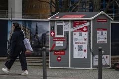 Một điểm xét nghiệm nhanh COVID-19 tại Berlin, Đức, ngày 21/2/2022. Ảnh: AFP/TTXVN