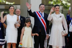 Rodrigo Chaves cùng phu nhân Signe Zeicate và các con gái -Tatiana Chaves và Isabella Chaves - sau lễ tuyên thệ nhậm chức Tổng thống, bên ngoài tòa nhà Hội đồng Lập pháp, ở San José (Costa Rica), ngày 8/5/2022. (Nguồn: reuters.com)