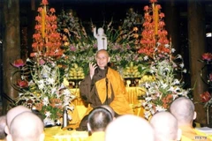 Thiền sư Thích Nhất Hạnh nói chuyện trong Lễ cầu quốc thái dân an tại Chùa Non, xã Phù Linh, Sóc Sơn (Hà Nội) năm 2007. (Ảnh: Nguyễn Dân/TTXVN)
