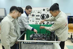 Đào tạo nghề công nghệ ôtô tại Trường Cao đẳng Nghề Lạng Sơn. (Ảnh: Anh Tuấn/TTXVN)