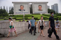 Người dân đeo khẩu trang phòng lây nhiễm COVID-19 tại Bình Nhưỡng (Triều Tiên). (Ảnh: TTXVN phát)