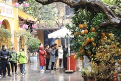 Người dân đi lễ tại chùa Quán Sứ (Hà Nội) dịp rằm tháng Giêng. (Ảnh: Hoàng Hiếu/TTXVN)