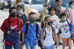 Các em nhỏ đeo khẩu trang phòng dịch COVID-19 khi trở lại trường học sau thời gian dài giãn cách, tại Riverview, bang Florida (Mỹ) ngày 10/8/2021. (Ảnh: AP/TTXVN)