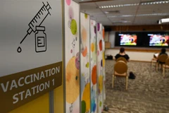 Người dân được theo dõi sau khi tiêm vaccine phòng COVID-19 tại bệnh viện ở Singapore, ngày 7/9/2021. (Ảnh: AFP/TTXVN)