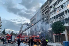 Lực lượng cứu hỏa nỗ lực khống chế đám cháy tại một tòa nhà ở thủ đô Athens (Hy Lạp), ngày 26/1/2022. (Ảnh: AP/TTXVN)