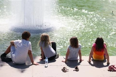 Trẻ em làm mát bên đài phun nước ở Trocadero khi nhiệt độ được cảnh báo có thể lên tới 39 độ ở thủ đô Paris (Pháp), ngày 16/6/2022. (Ảnh: THX/TTXVN)