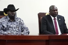 Tổng thống Nam Sudan Salva Kiir (trái) và lãnh đạo phe đối lập Riek Machar tại lễ ký thỏa thuận hòa bình ở Juba, ngày 3/4/2022. (Ảnh: AFP/TTXVN)