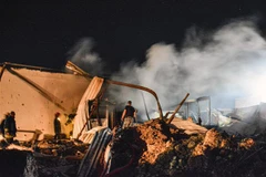 Hiện trường một vụ không kích của Israel xuống khu vực Latakia của Syria, ngày 5/5/2021. (Ảnh: AFP/TTXVN)