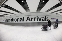 Hành khách tại sân bay Heathrow ở thủ đô London (Anh), ngày 7/1/2022. (Ảnh: THX/TTXVN)