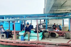 Các hộ dân có bè nuôi vi phạm bị cưỡng chế. (Ảnh: Thanh Vân/TTXVN)