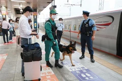 Cảnh sát Nhật Bản tăng cường kiểm tra an ninh tại Tokyo, ngày 20/9/2022. (Ảnh: AFP/TTXVN)