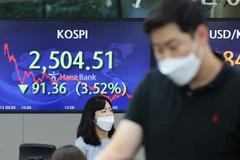 Biểu đồ chỉ số chứng khoán KOSPI tại Ngân hàng Hana ở Seoul (Hàn Quốc), ngày 13/6/2022. (Ảnh: Yonhap/TTXVN)