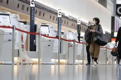 Hành khách tại sân bay Haneda ở thủ đô Tokyo (Nhật Bản), ngày 16/2/2022. (Ảnh: Kyodo/TTXVN)