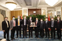 Chủ tịch nước Nguyễn Xuân Phúc tiếp các nhà đầu tư hạ tầng và tài chính quốc tế của Singapore, chiều 26/2/2022. (Ảnh: Thống Nhất/TTXVN)