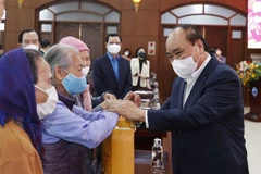 Chủ tịch nước Nguyễn Xuân Phúc trao quà Tết cho các hộ nghèo ở Đà Nẵng