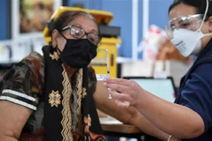 Tiêm vaccine ngừa COVID-19 tại Sydney (Australia). (Ảnh: AFP/TTXVN)