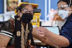 Tiêm vaccine ngừa COVID-19 tại Sydney (Australia). (Ảnh: AFP/TTXVN)