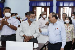 Chủ tịch nước Nguyễn Xuân Phúc với cử tri tham dự hội nghị. (Ảnh: Thống Nhất/TTXVN)