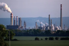 Nhà máy lọc dầu Slovnaft ở Bratislava (Slovakia), ngày 3/5/2022. (Ảnh: AFP/TTXVN)