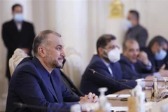 Ngoại trưởng Iran Hossein Amir Abdollahian (trái) tại cuộc hội đàm với người đồng cấp Nga Sergei Lavrov ở Moskva ngày 15/3/2022. (Ảnh: AFP/TTXVN)