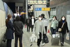 Người dân tại một nhà ga ở thủ đô Seoul (Hàn Quốc). (Ảnh: THX/TTXVN)