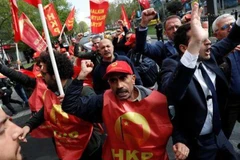 Người biểu tình ở khu vực Quảng trường Taksim, Istanbul (Thổ Nhĩ Kỳ), ngày 1/5/2022. (Nguồn: swissinfo.ch)