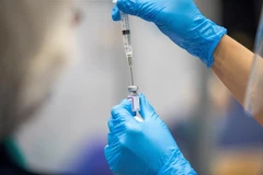 Tiêm chủng vaccine ngừa COVID-19 tại Belfast (Anh), ngày 21/12/2021. (Ảnh: AFP/TTXVN)