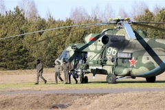 Bộ trưởng Quốc phòng Ukraine Oleksii Reznikov (thứ hai, trái) tới tham dự vòng đàm phán với Nga tại Gomel (Belarus), ngày 28/2/2022. (Ảnh: AFP/TTXVN)