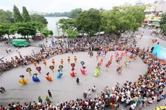 Hoạt động văn hóa nghệ thuật tại không gian đi bộ quanh hồ Hoàn Kiếm (Hà Nội). (Ảnh: Quang Quyết/TTXVN)