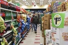 Người dân mua sắm tại một cửa hàng ở New York (Mỹ) ngày 26/11/2021. (Ảnh: THX/TTXVN)