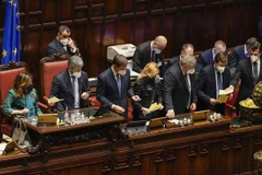 Hoạt động kiểm phiếu bầu Tổng thống Italy vòng hai tại Rome (Italy), ngày 25/1/2022. (Ảnh: AFP/TTXVN)