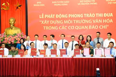 Lãnh đạo các cơ quan báo chí ký giao ước thực hiện phong trào thi đua. (Ảnh: Minh Đức/TTXVN)