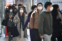 Người dân đeo khẩu trang phòng dịch COVID-19 tại Seoul (Hàn Quốc) ngày 18/2/2022. (Ảnh: AFP/TTXVN)