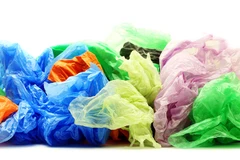 Bao bì nylon thông thường phải mất 500-1.000 năm mới có thể phân hủy và gây ô nhiễm môi trường khi bị thải ra tự nhiên. (Ảnh: Vietnam+)