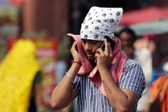 Người dân quấn khăn để tránh nắng nóng tại Amritsar, bang Punjab, Ấn Độ, ngày 29/4/2022. Ảnh: THX/ TTXVN