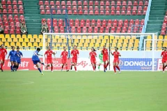 Một pha tấn công của các cầu thủ đội tuyển Lào về phía khung thành của đội tuyển Singapore. (Ảnh: Anh Tuấn/TTXVN)