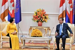 Thủ tướng Chính phủ Hoàng gia Campuchia Samdech Techo Hun Sen tiếp thân mật Chủ tịch Hội Hữu nghị Việt Nam-Campuchia Nguyễn Thị Thanh (trái) và Đoàn đại biểu Hội Hữu nghị Việt Nam-Campuchia tại Cung Hòa Bình ở Thủ đô Phnom Penh, tháng 8/2022. (Ảnh: TTXVN 
