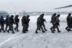 Các lính dù Nga tham gia lực lượng giữ gìn hoà bình của CSTO chuẩn bị đáp máy bay quân sự tới Kazakhstan, tại sân bay Chkalovsky, ngoại ô Moskva (Nga) ngày 6/1/2022. (Ảnh: AFP/TTXVN)