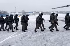 Các lính dù Nga tham gia lực lượng giữ gìn hoà bình của CSTO chuẩn bị đáp máy bay quân sự tới Kazakhstan, tại sân bay Chkalovsky, ngoại ô Moskva (Nga) ngày 6/1/2022. (Ảnh: AFP/TTXVN)