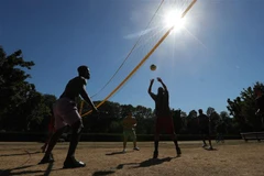 Người dân châu Âu dưới trời nắng nóng, ngày 19/7/2022. (Ảnh: THX/TTXVN)